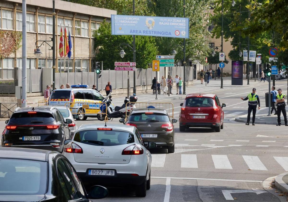 Los vehículos se acumulan en el acceso al centro desde el Puente de Poniente, cerrado al tráfico.