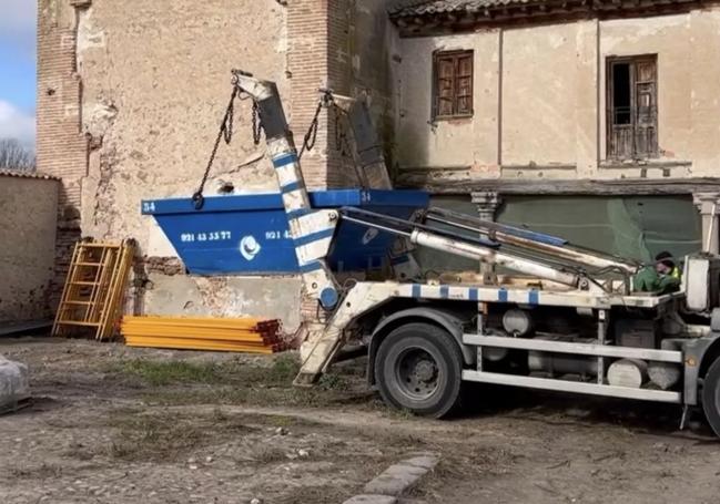 Maquinaria inicia tareas de rehabilitación en el edificio histórico.