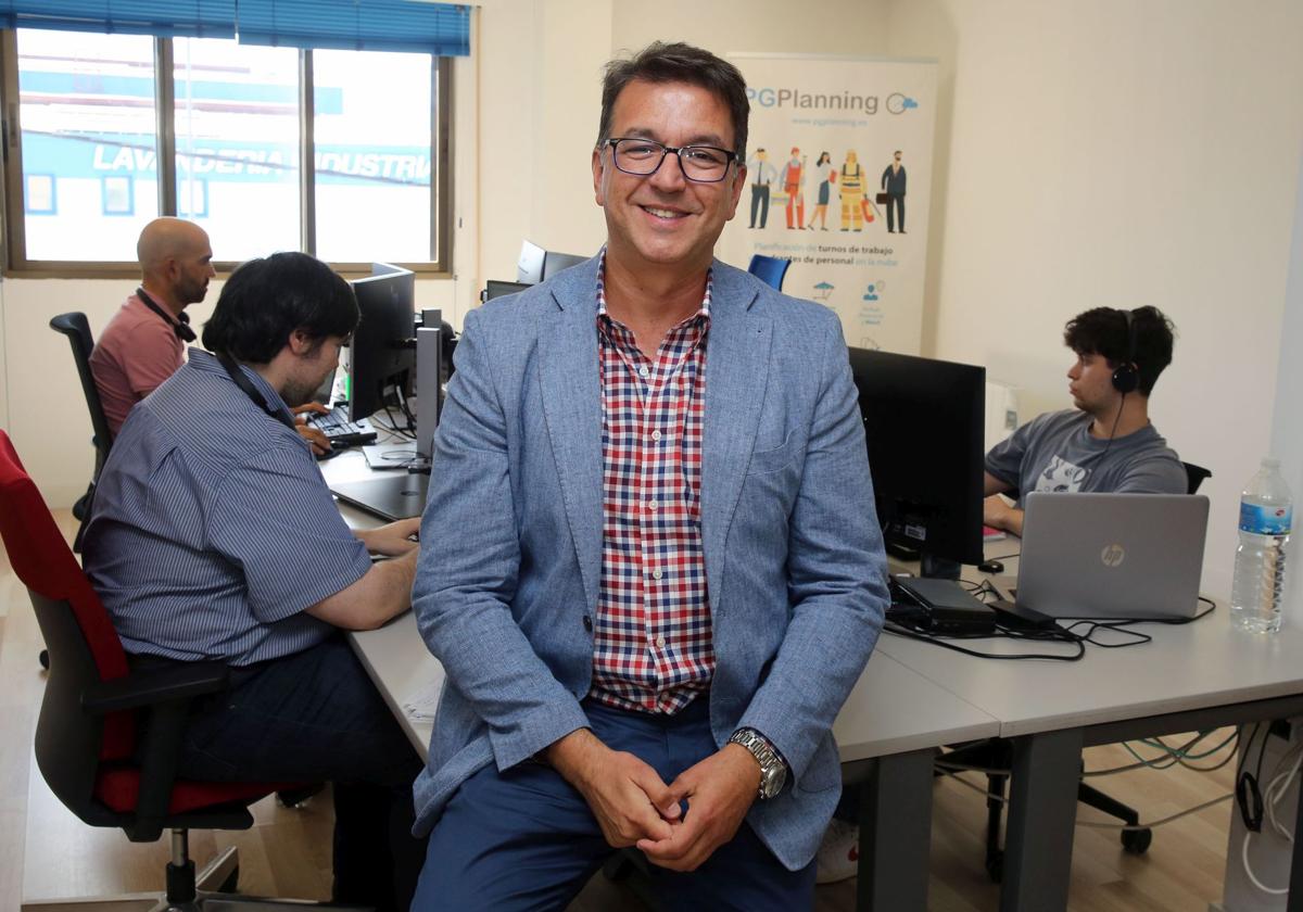 Ángel Luis Llorente, en la sede de Pgplanning, junto a unos empleados.