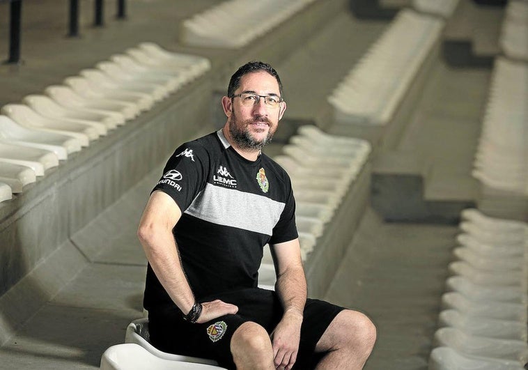 Lolo Encinas posa en la grada del polideportivo Lalo García, en Parquesol.