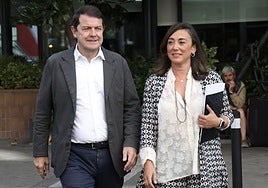 Alfonso Fernández Mañueco y la consejera María González Corral, a su llegada a la reunión del PP en la calle Génova de Madrid.