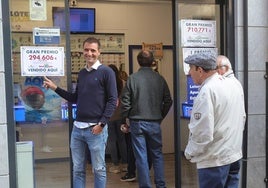 Cristian Carrasco, junto al cartel que anuncia el último premio dado por su administración.