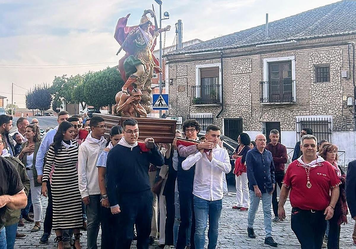 Traslado imagen de San Miguel desde su templo al de Santa María del Castillo.