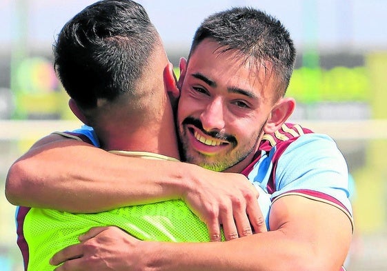 Davo y Javi Borrego se abrazan tras el triunfo del domingo ante el Bilbao Athletic.