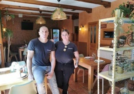 Gustavo y Celeste Gallo en su restaurante de Ciguñuela