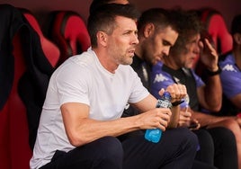 Paulo Pezzolano, en el banquillo del estadio hispalense.