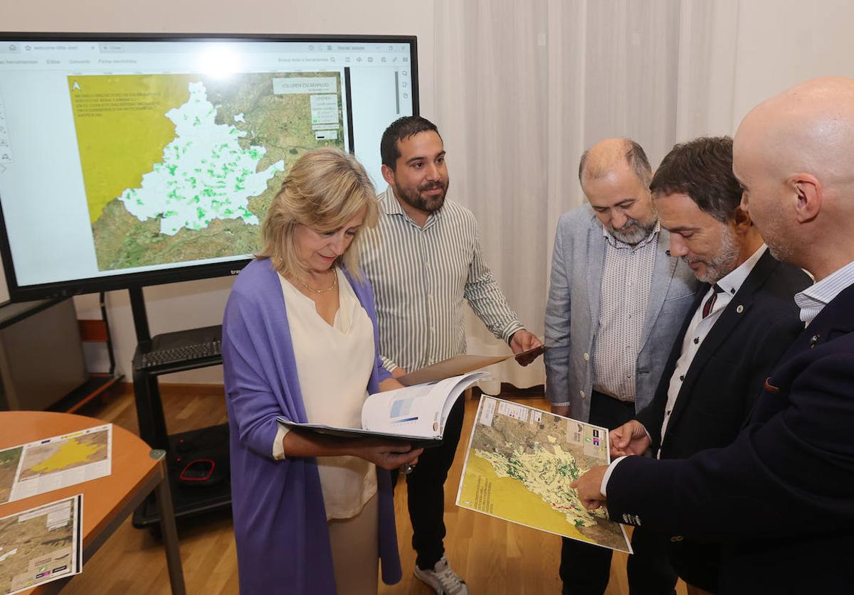 María José de la Fuente, Fran Pérez, Felipe Bravo, Asier Sáiz y Miguel Portillo observan los mapas de la zona del Cerrato en la presentación del proyecto.