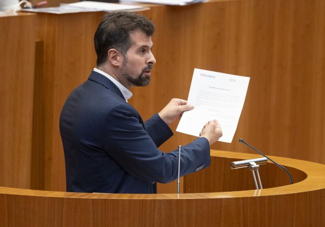 Luis Tudanca muestra el escrito del acuerdo de Gobierno PP-Vox.