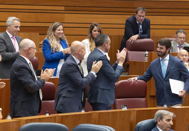 Juan García-Gallardo recibe e aplauso en pie de sus procuradores.