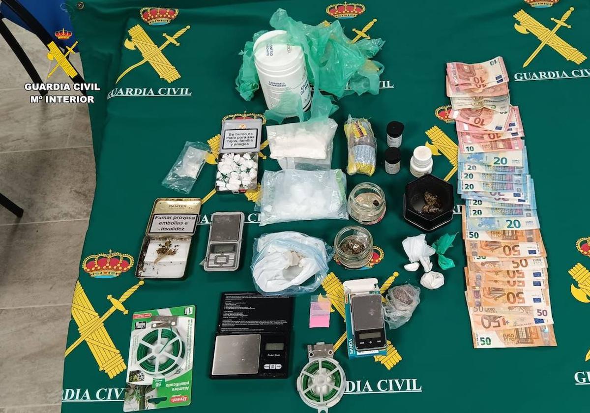 Drogas y efectos intervenidos por la Guardia Civil.