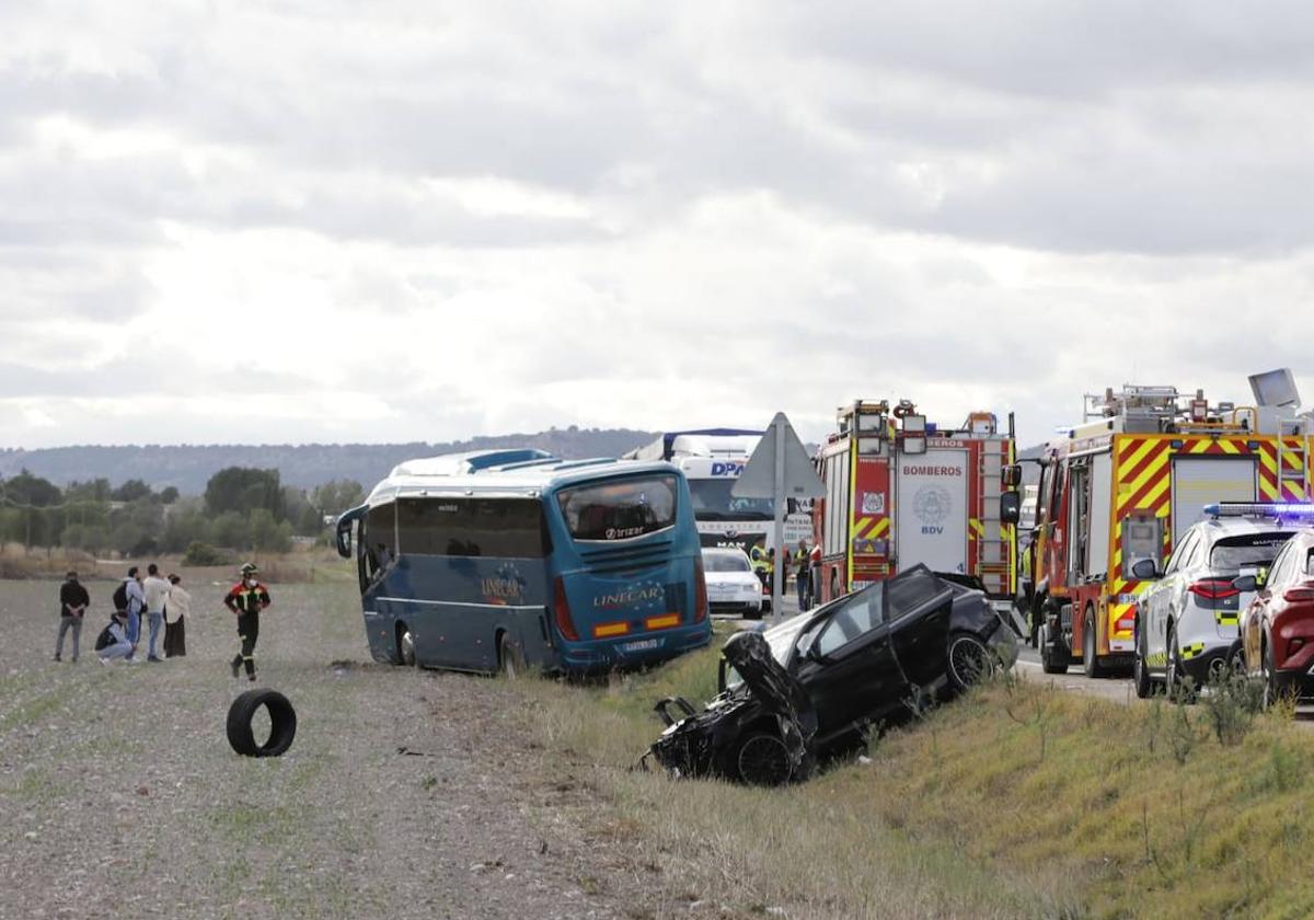 Un muerto en un accidente entre un autobús, una furgoneta y un turismo en la N-122