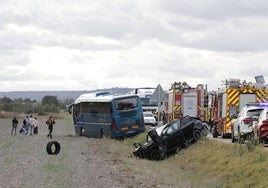 Los Bomberos trabajan en el lugar del siniestro.