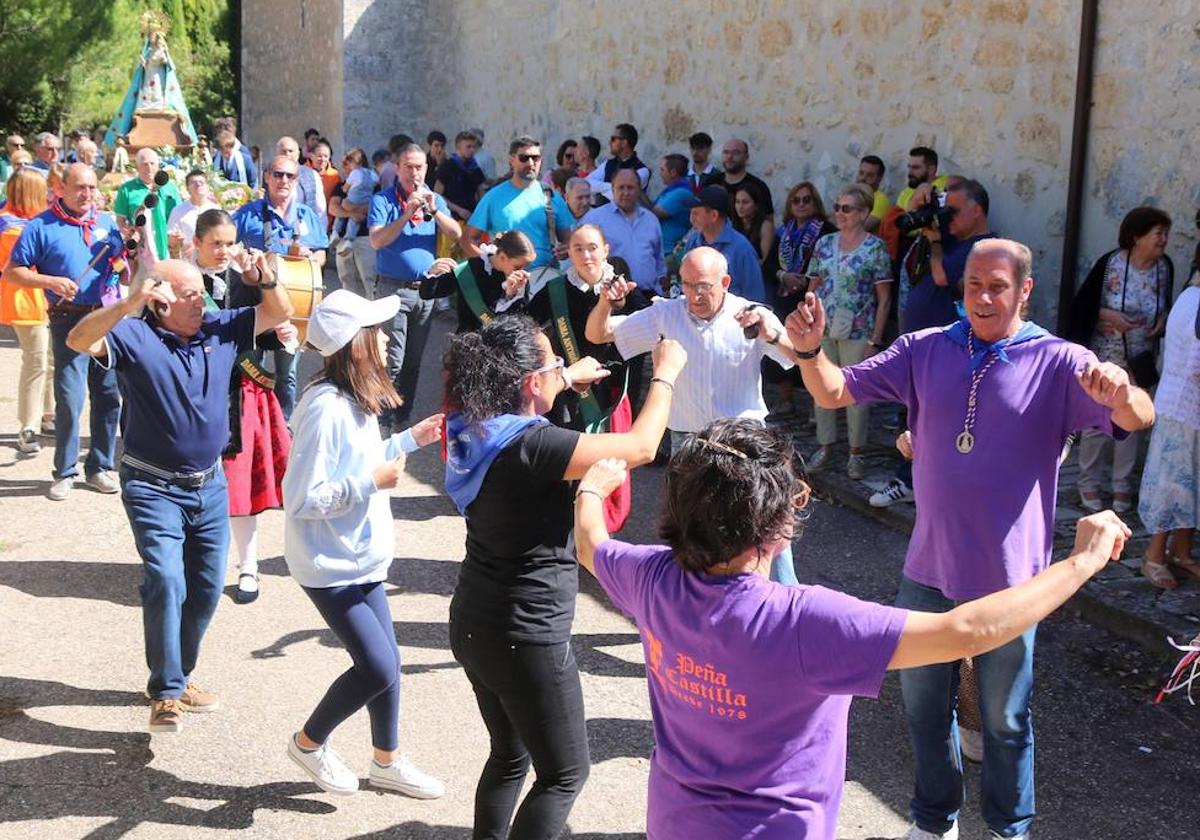 El alcalde Luis Fernando Cantero (a la derecha con camiseta morada) danzará en honor a la Virgen de Garón.