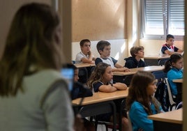 Varios alumnos de Educación Primaria durante el primer día del curso en el colegio San José, uno de los que mantiene la jornada partida.