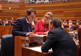 Mañueco conversa con el nuevo portavoz del PP, Ricardo Gavilanes, en presencia de Isabel Blanco, justo antes de que los tres se ausentaran del debate sobre la Ley de Concordia.