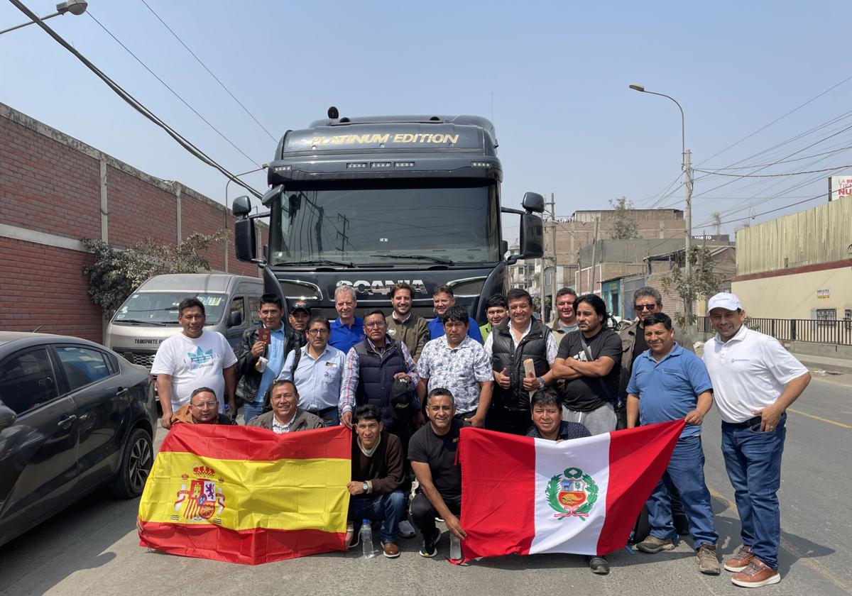 Conductores peruanos y españoles tras la firma del convenio para buscar transportistas.