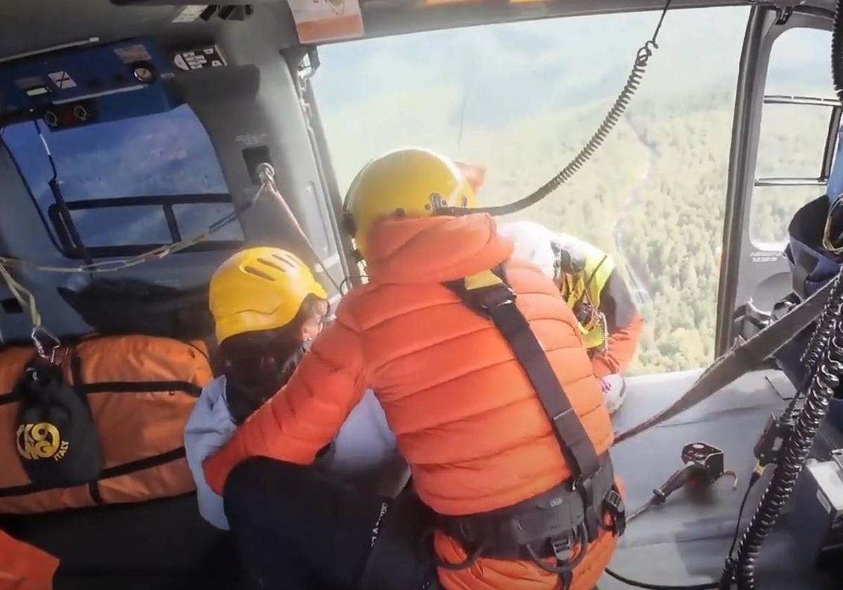 Rescatan a una senderista de 66 años herida en un paraje de difícil acceso