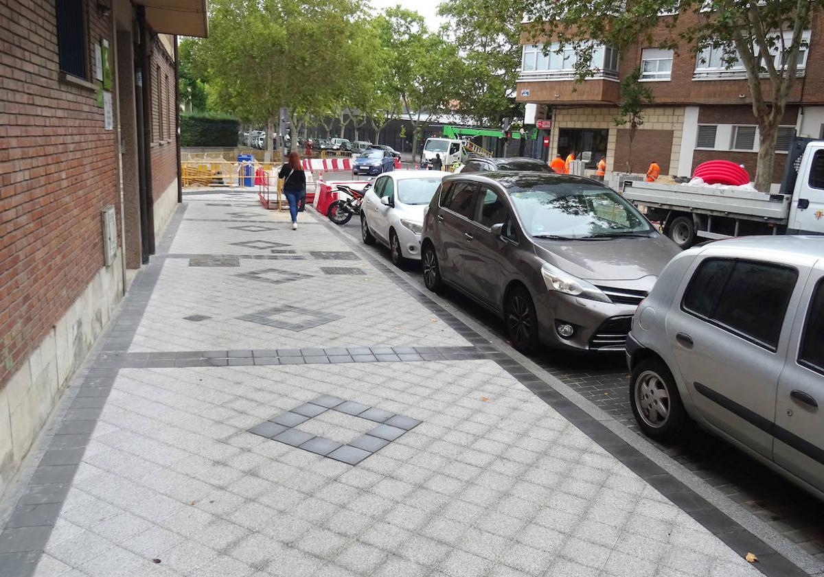 Imagen principal - Arriba, las nuevas aceras adoquinadas de la calle Mirabel, Debajo, a la izquierda, retenciones en la salida de la Rondilla de Santa Teresa y, a la derecha, el tramo pendiente de asfaltar en el cruce de las dos calles.