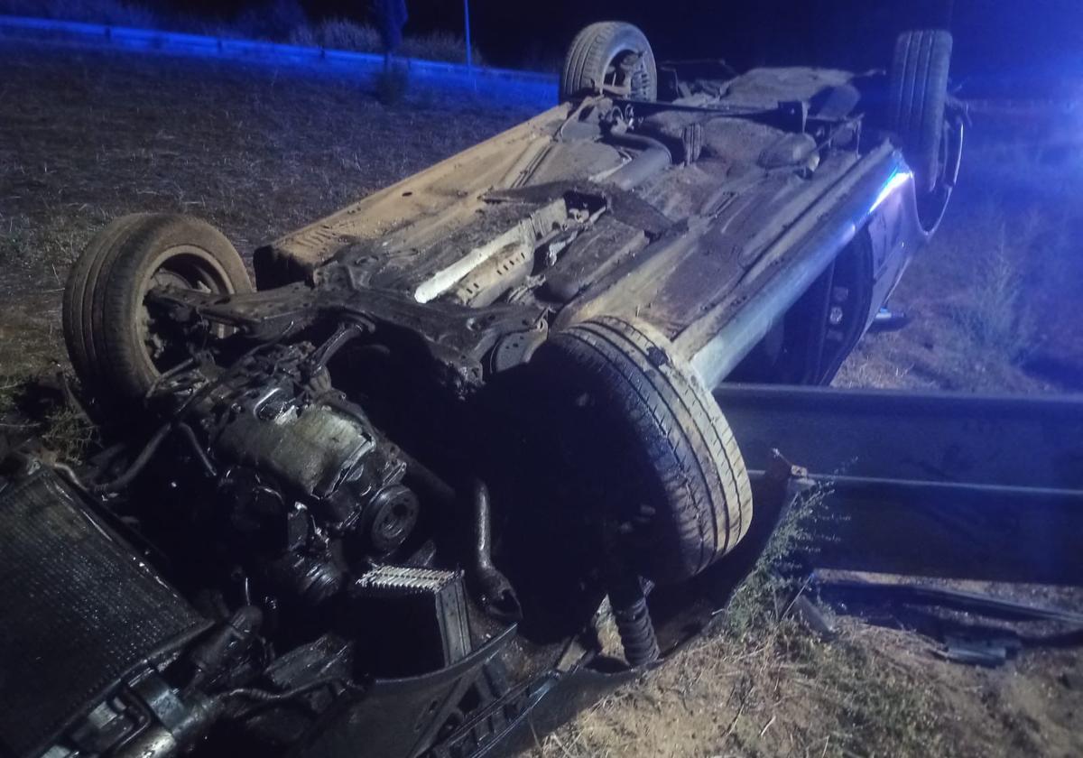 Estado en el que quedó el vehículo tras salirse de la A-62, este martes por la noche.