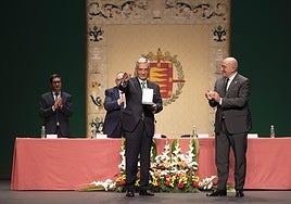 El presidente de la AECC en Valladolid, Artemio Domínguez, junto al alcalde, Jesús Julio Carnero.