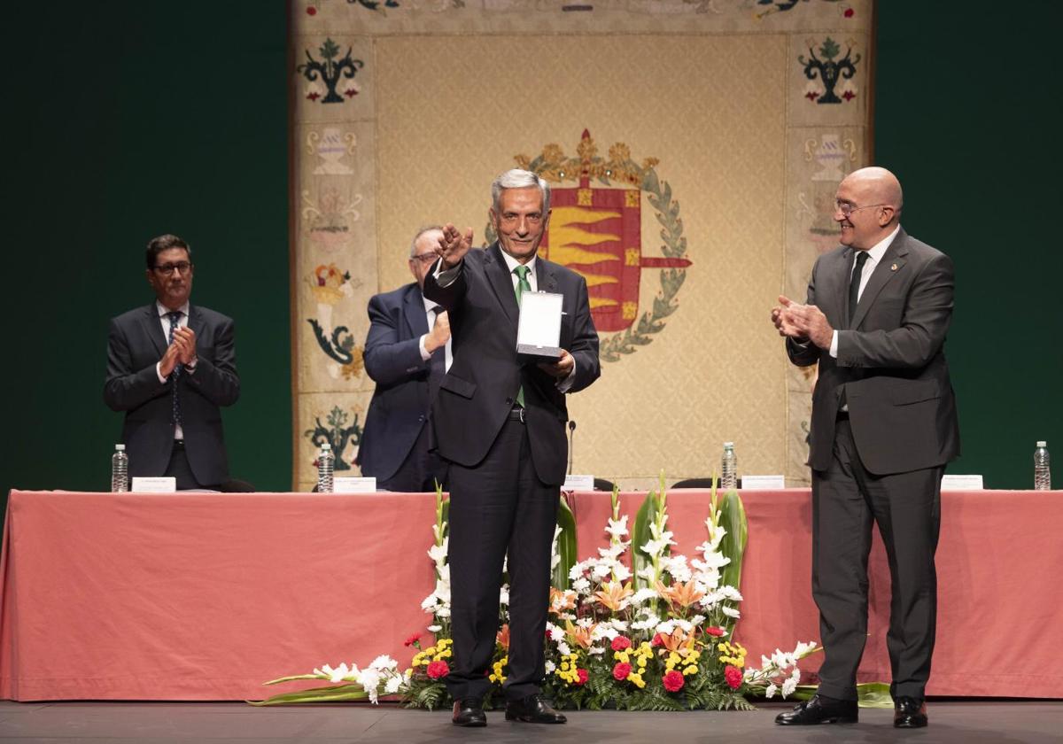 El presidente de la AECC en Valladolid, Artemio Domínguez, junto al alcalde, Jesús Julio Carnero.