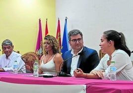 Presentación de la novillada solidaria, con el ganadero (izquierda) y las novilleras participantes.