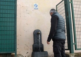 Un hombre, junto a una fuente ubicada en un municipio de la provincia.