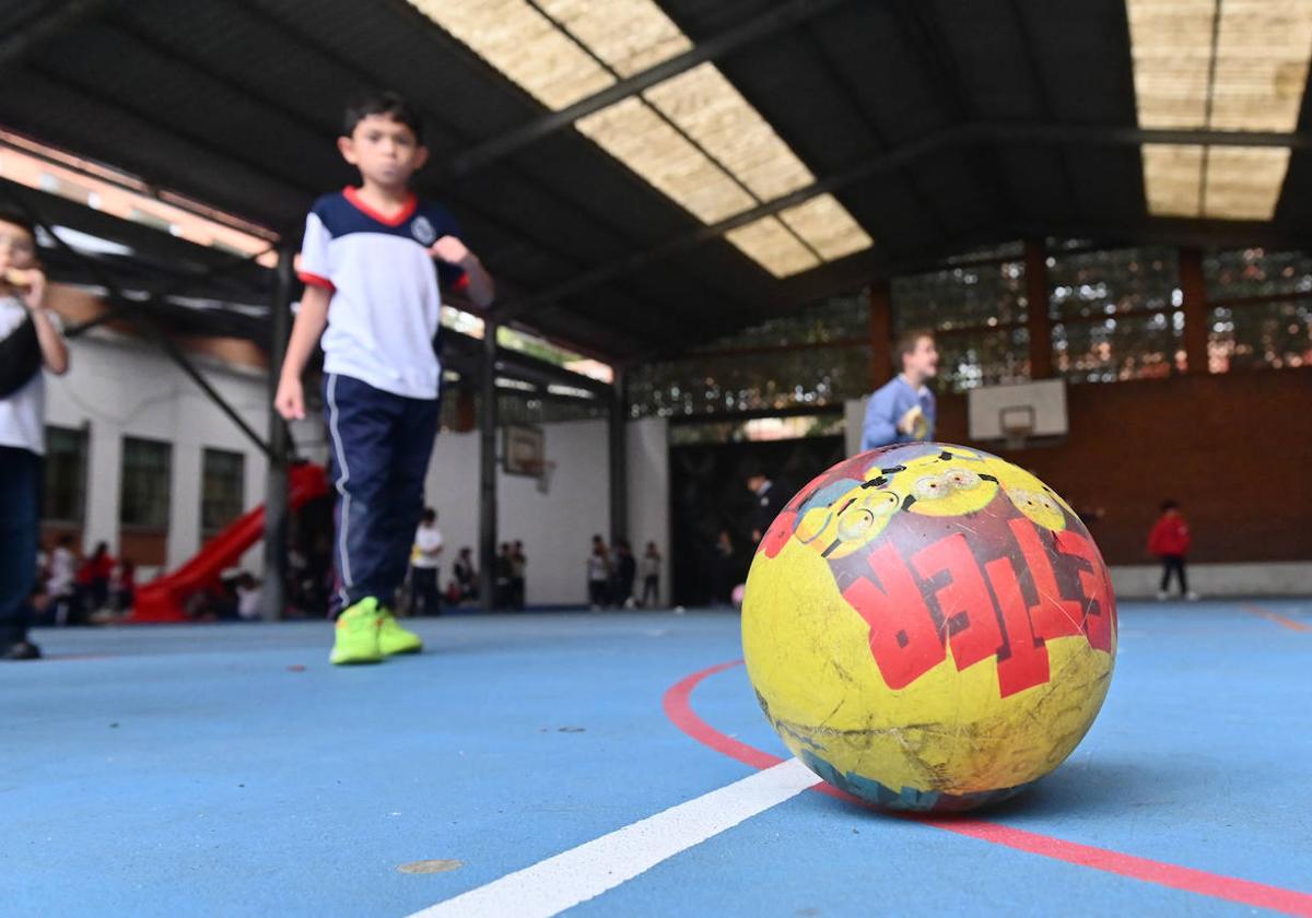 Niños jugando al fútbol en el patio del colegio Las Huelgas Reales