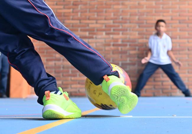 Niño chutando a gol en el patio del colegio Las Huelgas Reales