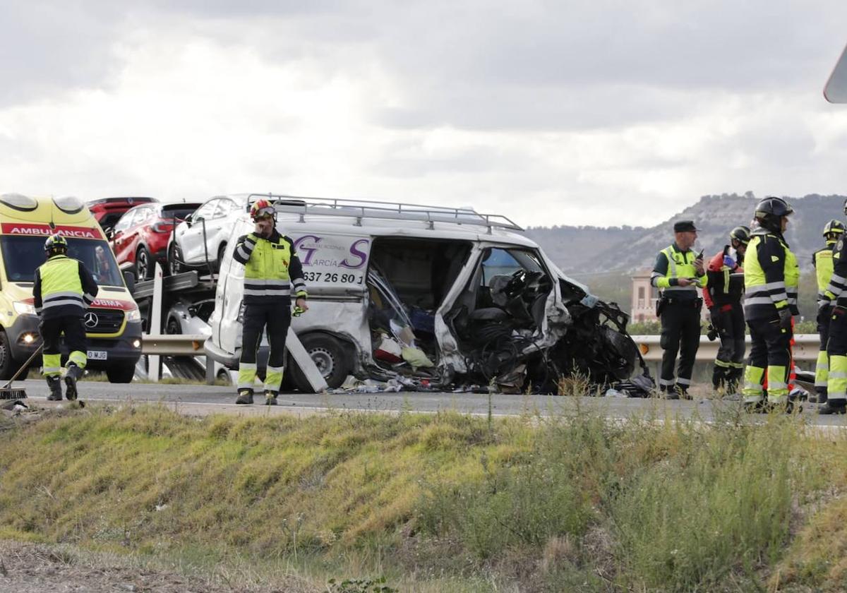 Estado en el que quedó la furgoneta en la que viaja Manuel Calleja tras el accidente del miércoles.