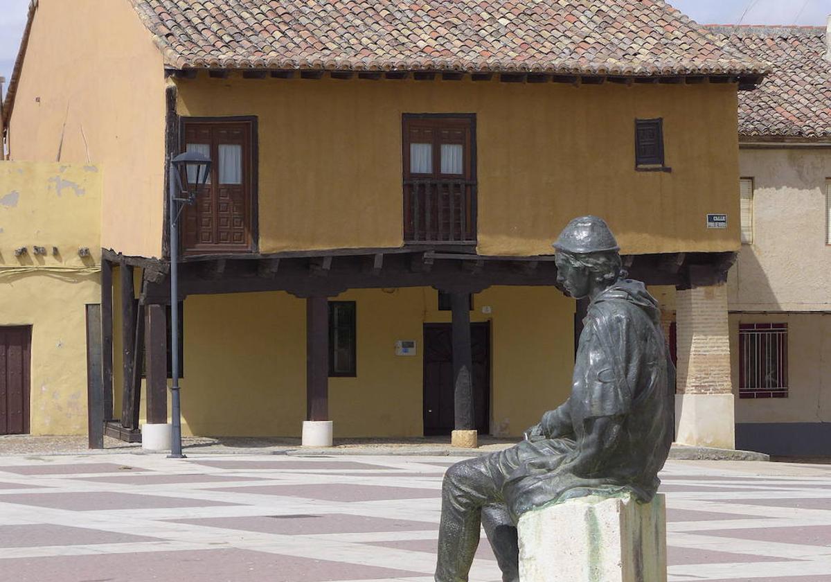 Plaza Mayor de Paredes con el monumento a Jorge Manrique.