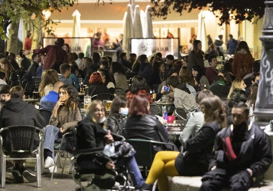 Clientes de bares situados en la vallisoletana plaza de Coca, en el centro de la ciudad.