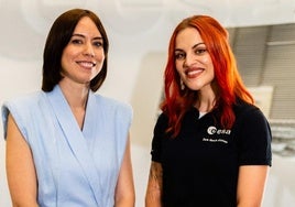 La ministra de Ciencia, Diana Morant, junto a la astronauta leonesa Sara García.