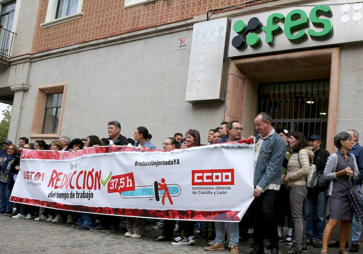 Concentración de protesta en las puertas de la Fes.