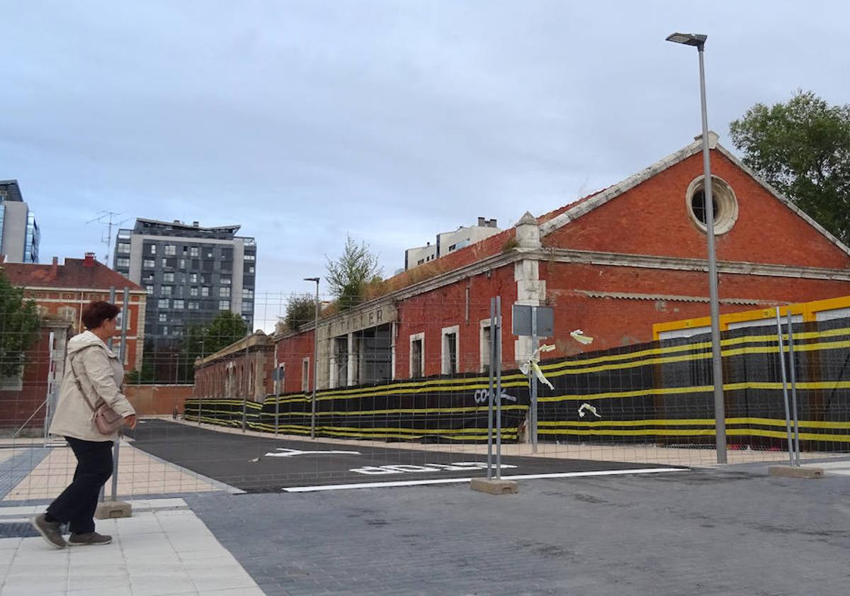 Imagen principal - Arriba, inicio de las obras en el edificio que albergará la Escuela Superior de Diseño en el antiguo cuartel Conde Ansúrez. Debajo, a la izquierda, infografía de la escuela. A la derecha, detalle de la entrada del viejo taller militar.