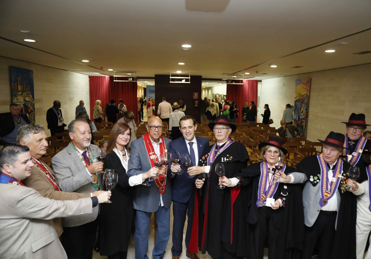 Brindis del hermanamiento entre los cofrades del Vino de la Ribera del Duero y miembros de Chaîne des Rôttisseurs.