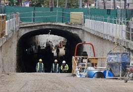 Un grupo de operarios, en el interior del túnel de Labradores, en obras desde abril.