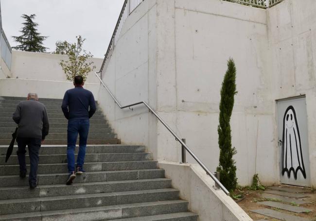 El fantasma dibujado en la puerta de un cuarto de servicios.