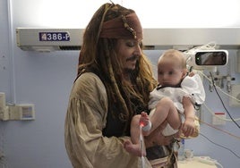 El capitán Jack Sparrow, encarnado por Johnny Depp, coge a uno de los niños ingresados en el hospital de San Sebastián.