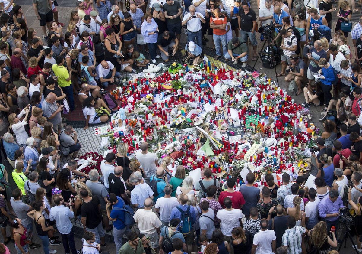 Ciudadanos dejan flores y velas en las Ramblas tras los atentados en Catañula de 2017.