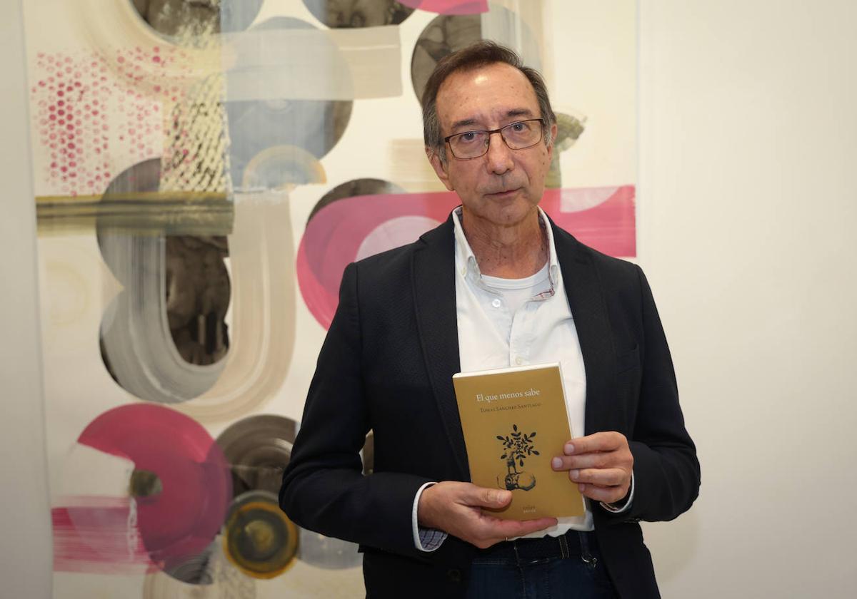 Tomás Sánchez Santiago posa con su libro.