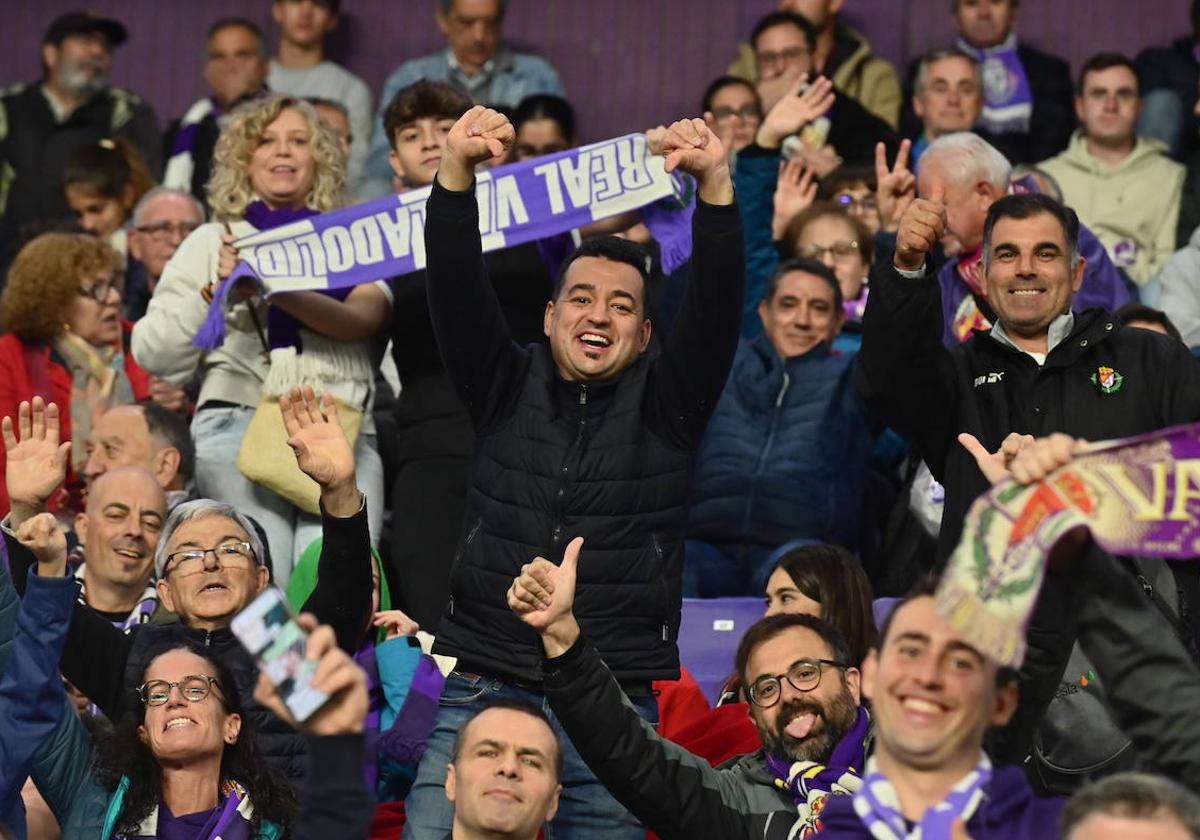 Aficionados del Real Valladolid antes del inicio del partido.