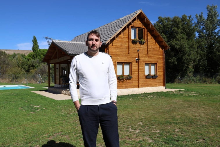 Álvaro Jimeno, frente a su casa de madera prefabricada.