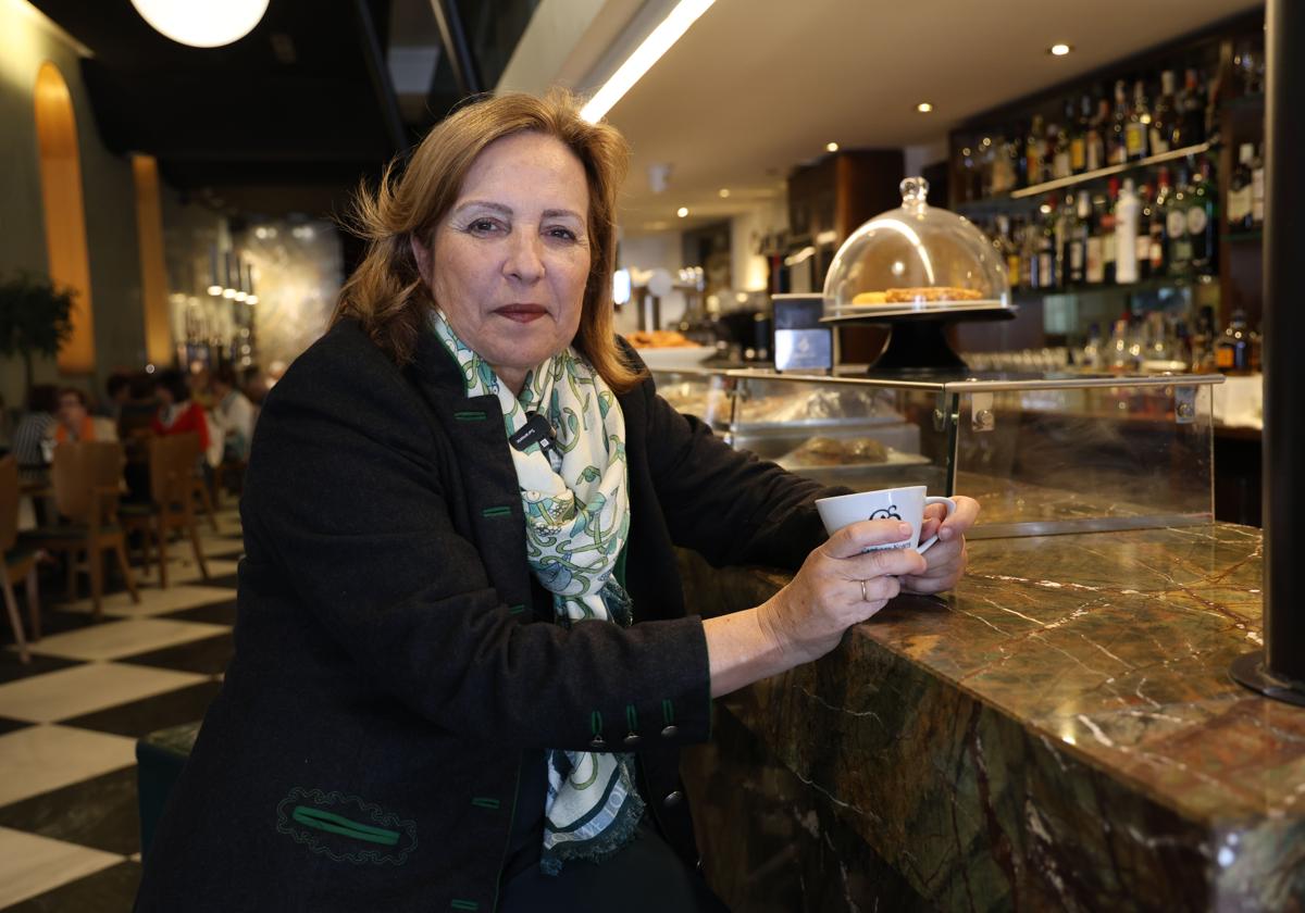 La escritora y economista Reyes Calderón posa en el Café del Norte.