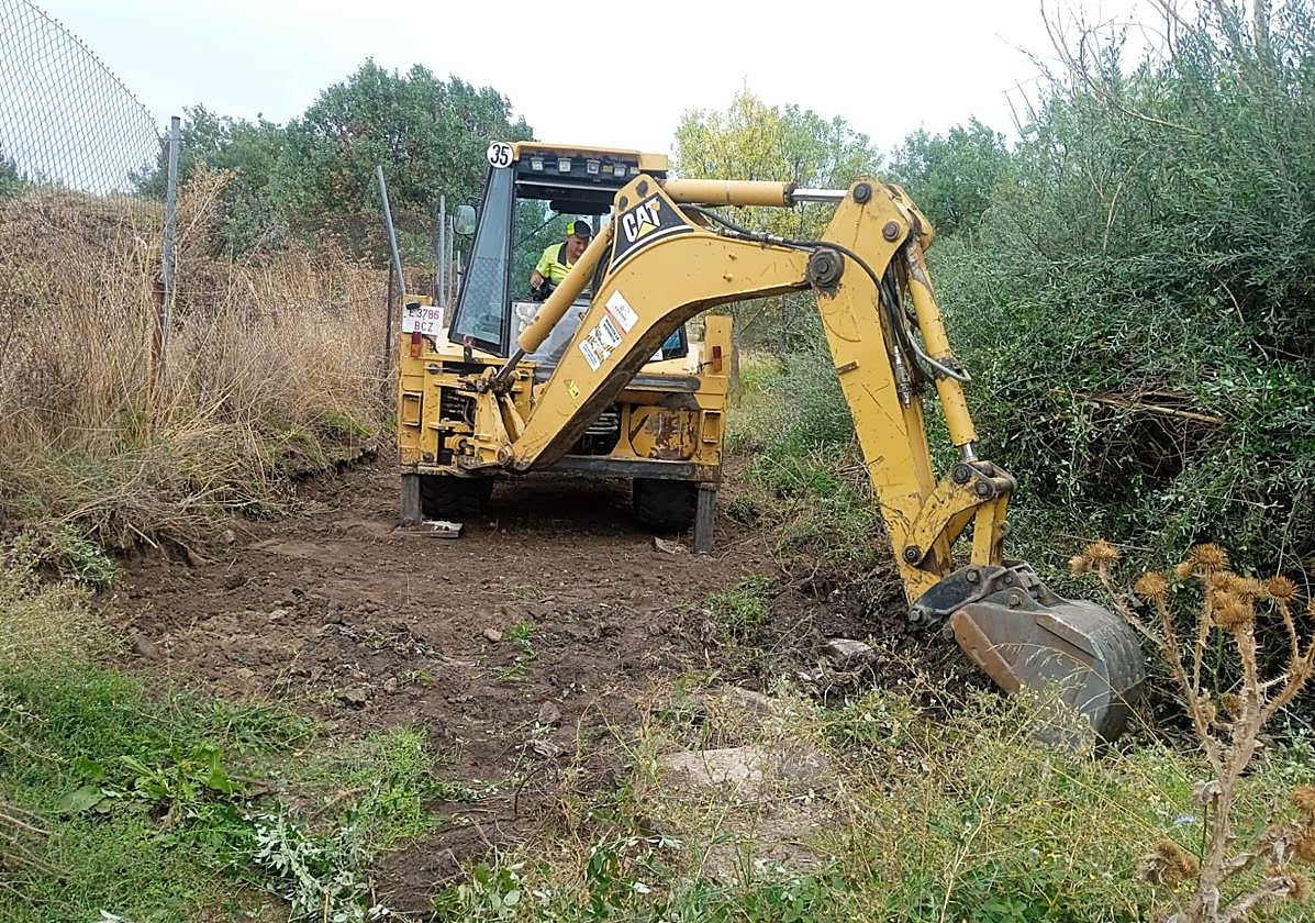 Un operario remueve la tierra durante las obras de la calle Cantarranas.