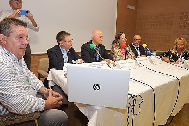 Mesa inaugural, con los organizadores y los responsables institucionales.