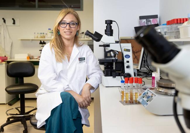 Marúa Cruz Rey de las Moras, en su laboratorio de la Universidad Europea Miguel de Cervantes.