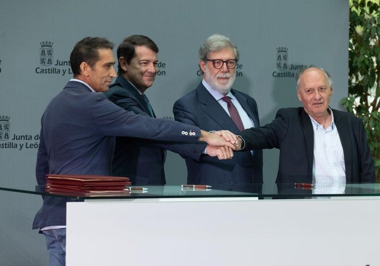 Gesto de unidad de Vicente Andrés (CC OO), el presidente Fernández Mañueco, Santiago Aparicio (CEOE) y Faustino Temprano (UGT) tras la firma de acuerdos del Diálogo Social.