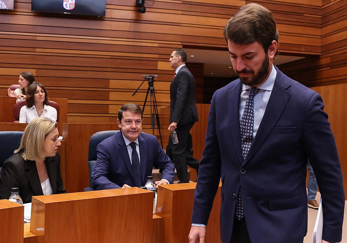 Juan García-Gallardo pasa ante ele scaño de Alfonso Fernández Mañueco.