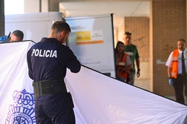 Agentes de la Policía Nacional ocultan el cadáver de Mónica Álvarez a la salida de su domicilio en la calle Sisón de Pajarillos.